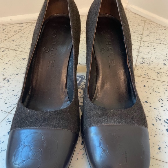 Chanel Interlocking CC Logo Pumps - Dark Chocolate Brown Suede - Picture 2 of 10